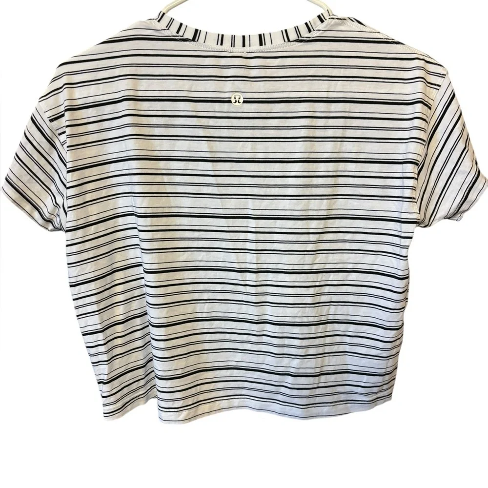 Lululemon Women's Gray & White Stripes Cates Tee Cropped Top Size 4‎
